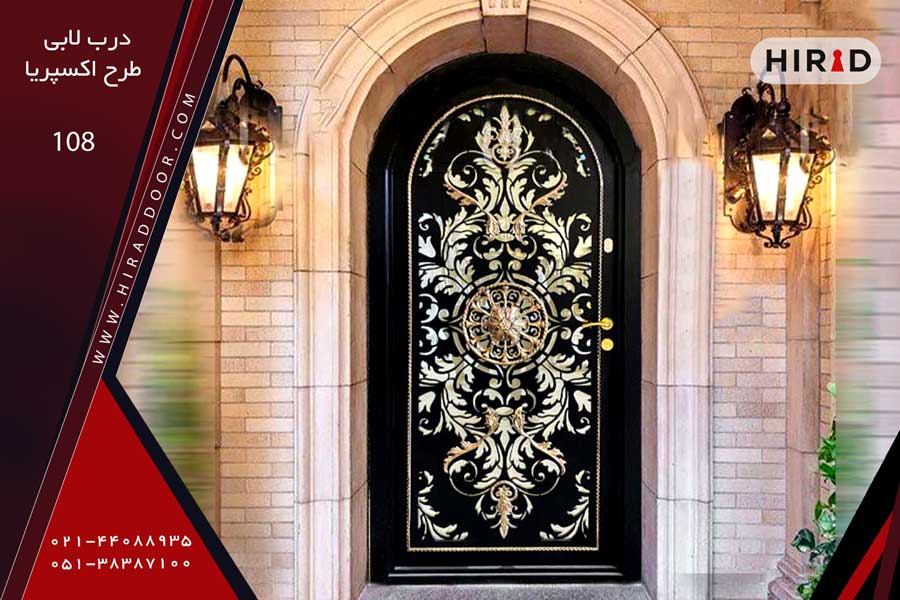 درب لابی فلزی تک لنگه به صورت حلالی، دارای قاب طلایی و قطعات تزئینی فرفورژه، نصب شده در ورودی لابی ساختمان